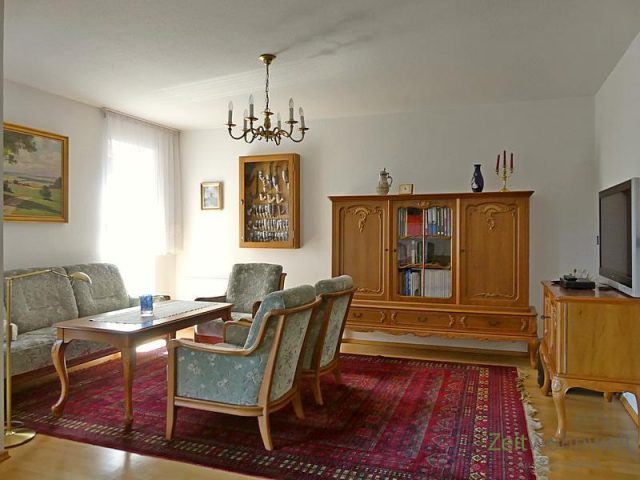 Sitzgruppe und TV im Wohnzimmer