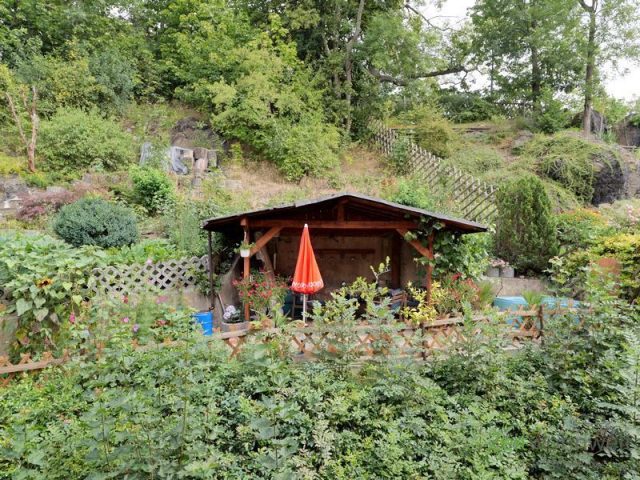 überdachter Sitzplatz im Garten