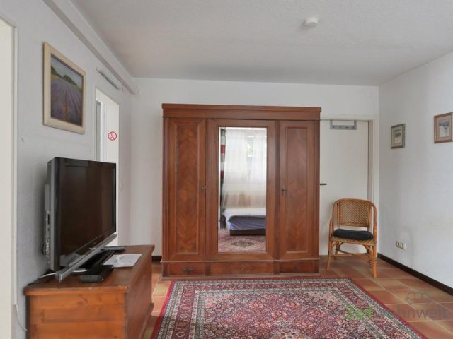 Kleiderschrank und TV