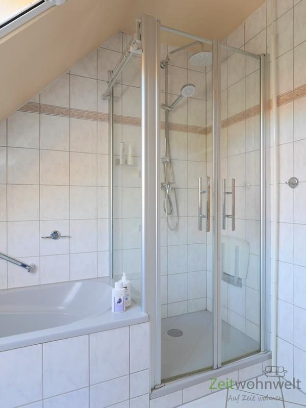 Dusche und Wanne