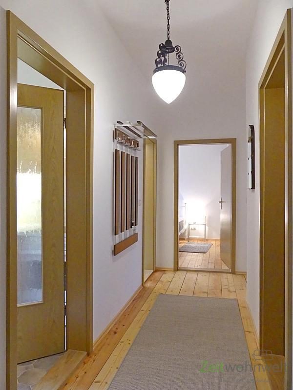 Wohnungsflur mit Garderobe