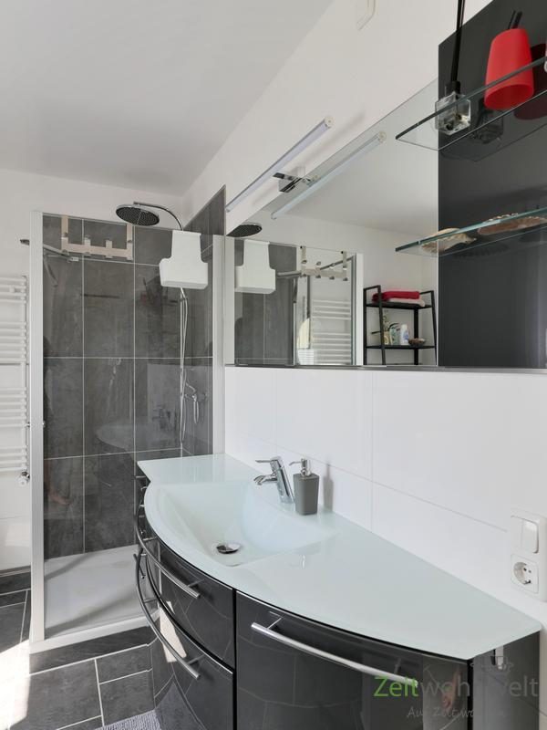 Dusche und Waschtisch