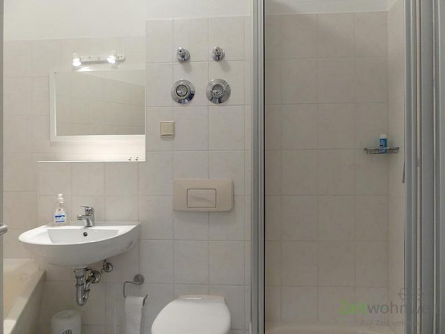 separate Dusche und Wanne