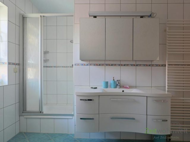 Dusche und breiter Waschtisch