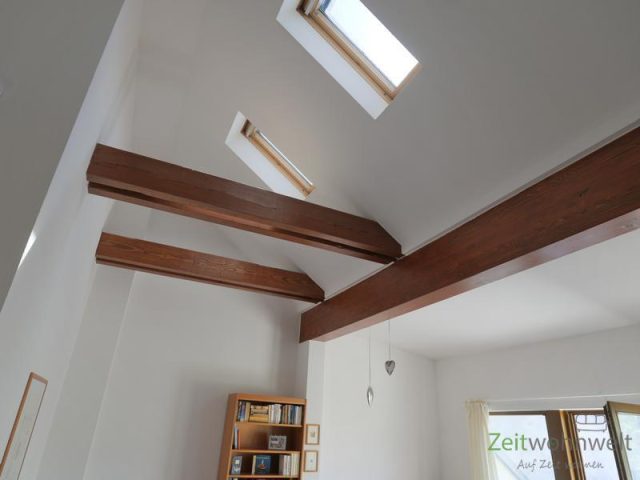 Balken und Dachfenster im Wohnzimmer