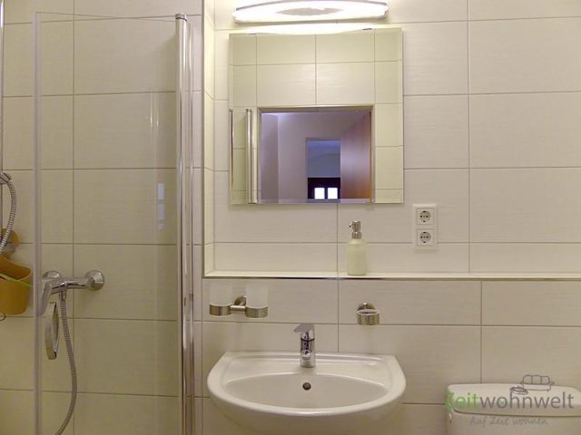 nodernes Bad mit bodentiefer Dusche
