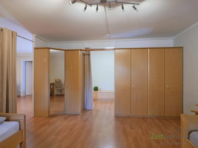 Blick zu den Kleiderschränken