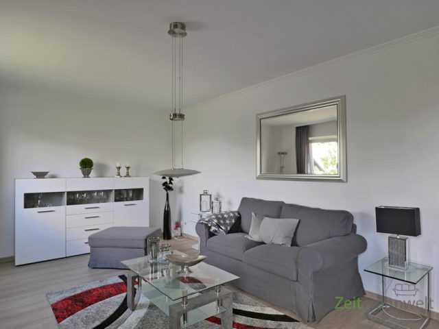 Sofa und Sideboard