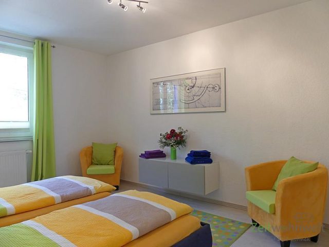 Sessel und Sideboard