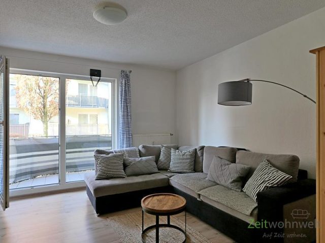 Sofa vor dem Balkon