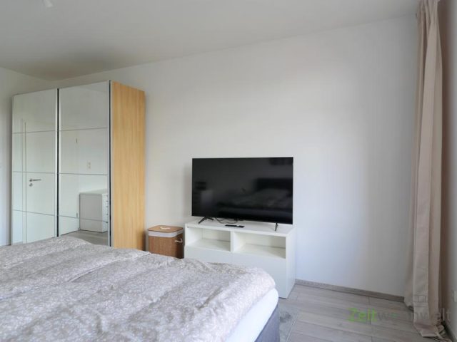 Blick zu TV und Kleiderschrank
