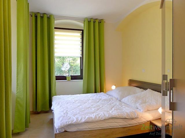 schönes Schlafzimmer mit Kleiderschrank
