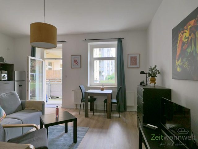 Blick zu Balkon un d Esstisch