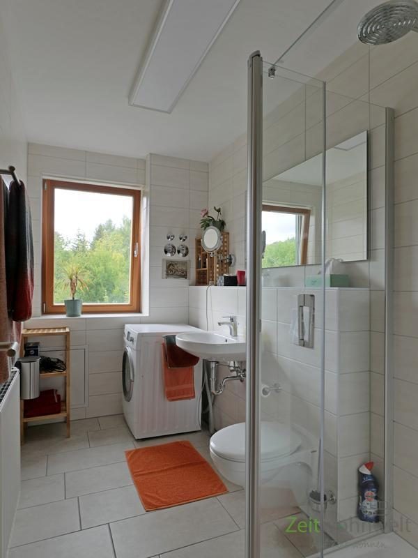 modernes Bad mit Dusche