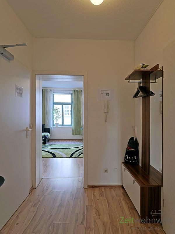 Wohnungsflur mit Garderobe