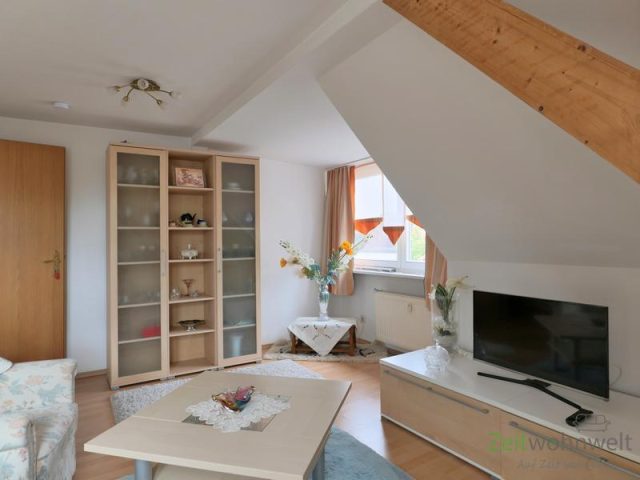 Blick zu Schrankwand und TV