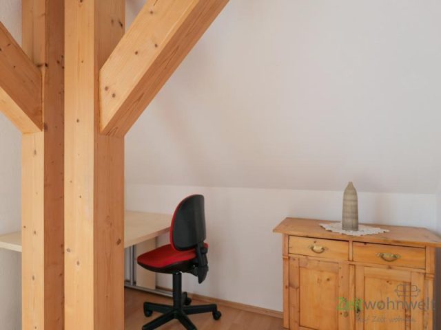kleiner Schreibtisch im Wohnzimmer