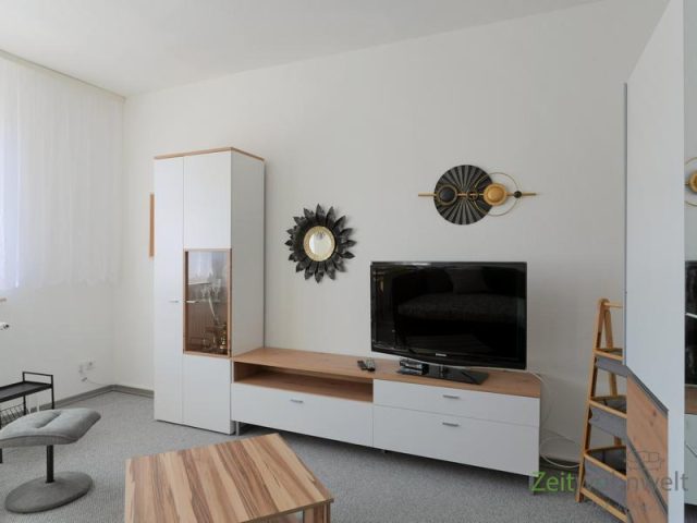 Blick zu Schrankwand und TV
