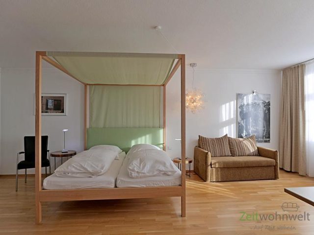 Doppelbett mit Himmel