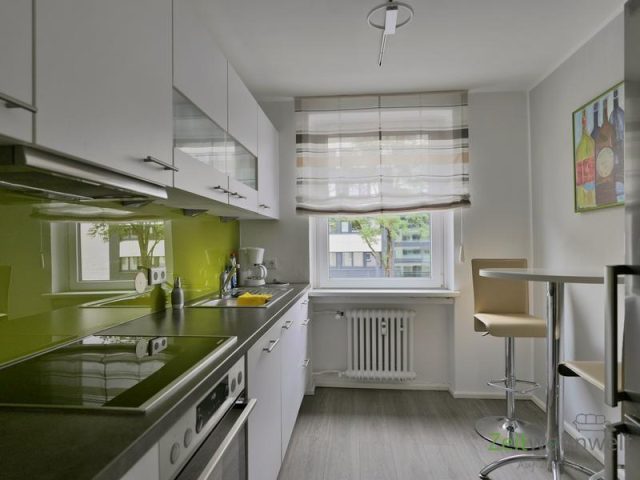 moderne Küche mit Essplatz