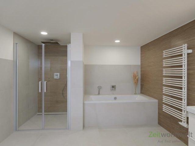 bodentiefe Dusche und Wanne