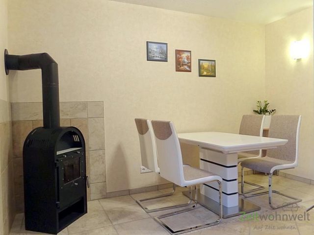 Wohnzimmer mit Kamin