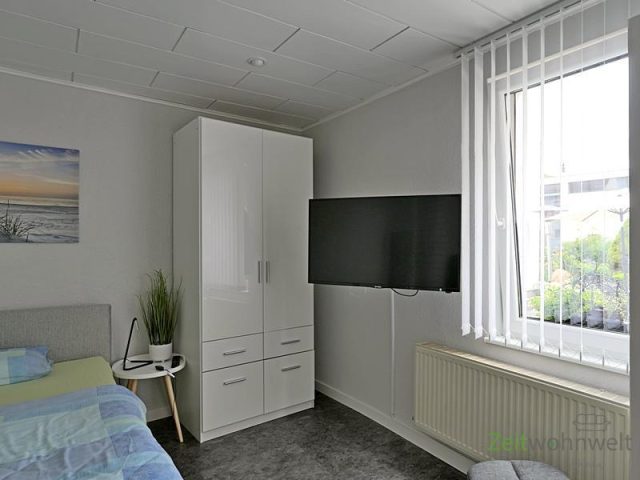 beweglicher TV an der Wand