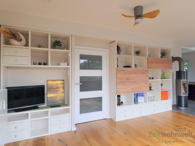 TV und Bücherwand