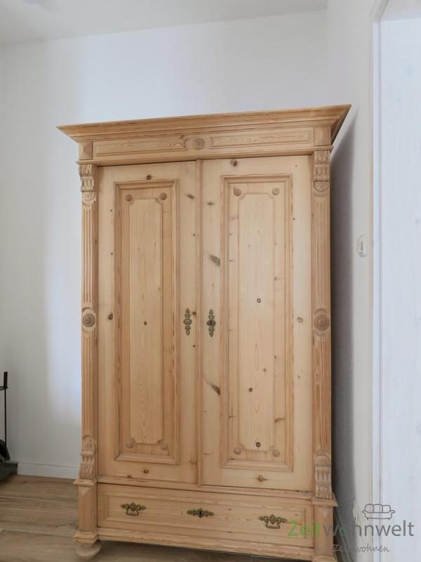 Kleiderschrank vor dem Schlafzimmer