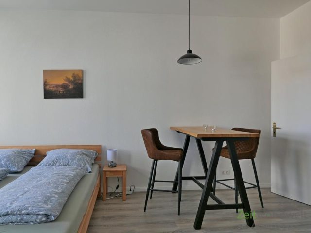 Tisch mit hohen Stühlen