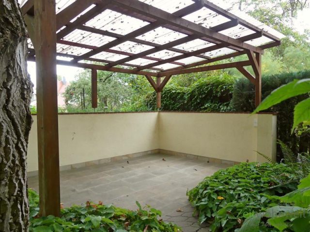 überdachter Sitzplatz im Garten