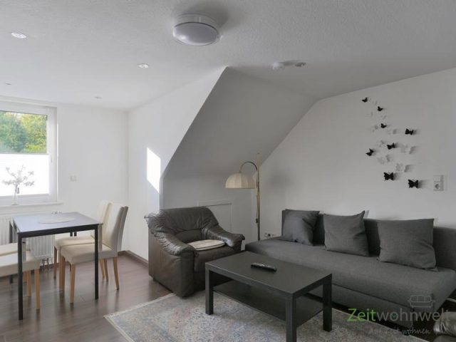 Esstisch und Sofa