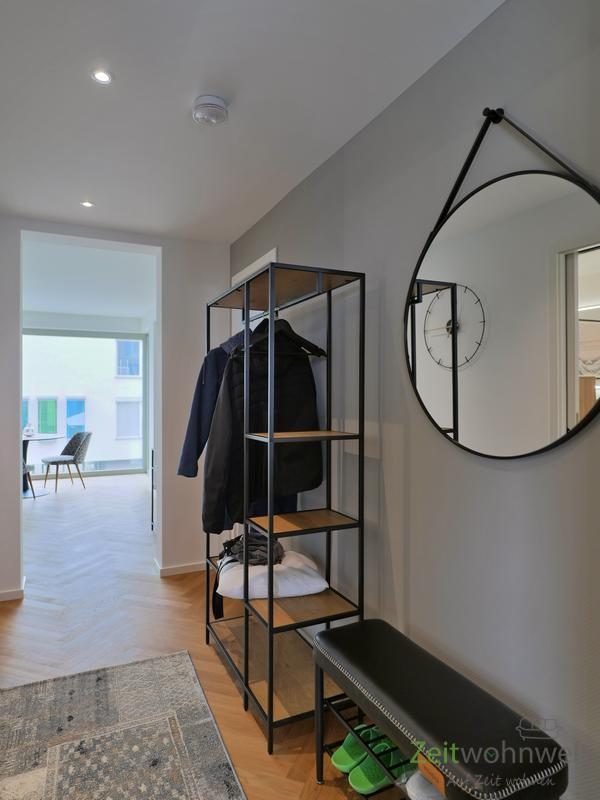 Wohnungsflur mit Garderobe
