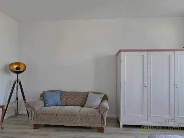Sofa und Kleiderschrank
