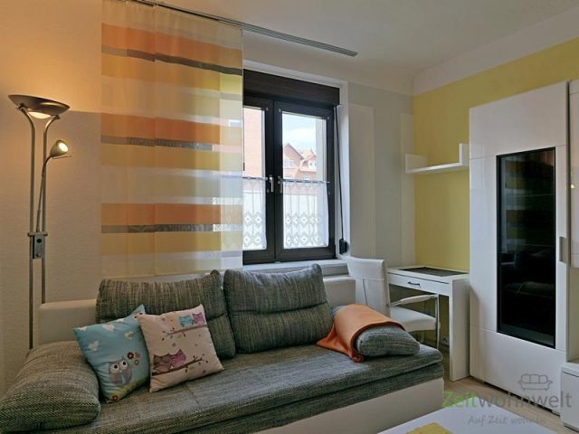 Schlafsofa und Schreibtisch
