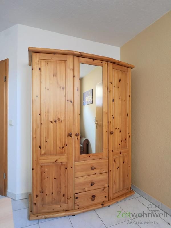 Kleiderschrank im Wohnzimmer