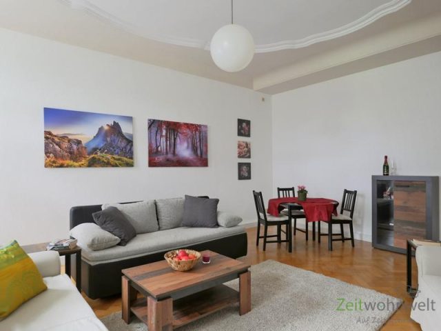 Sofa, Esstisch und Sideboard