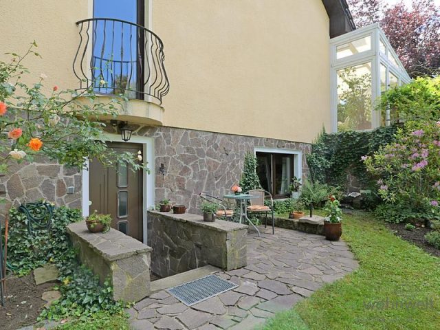 separater Hauseingang und Terrasse
