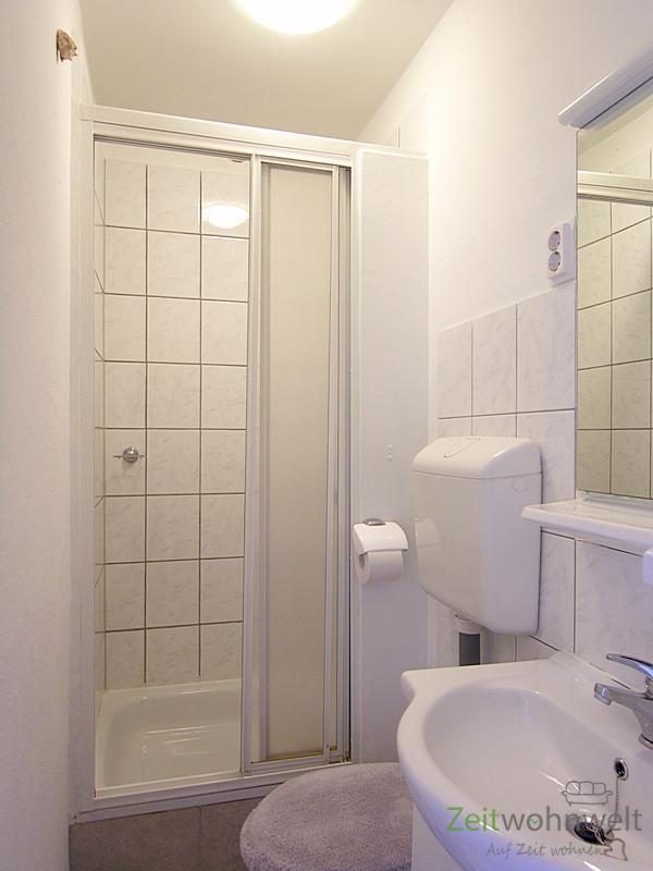 kleines Bad mit Dusche