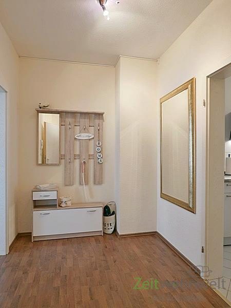 Wohnungsflur mit Garderobe