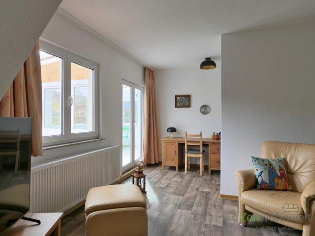 Blick zum Veranda-Ausgang und Schreibtisch