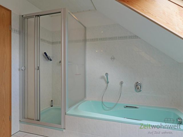Dusche und Wanne