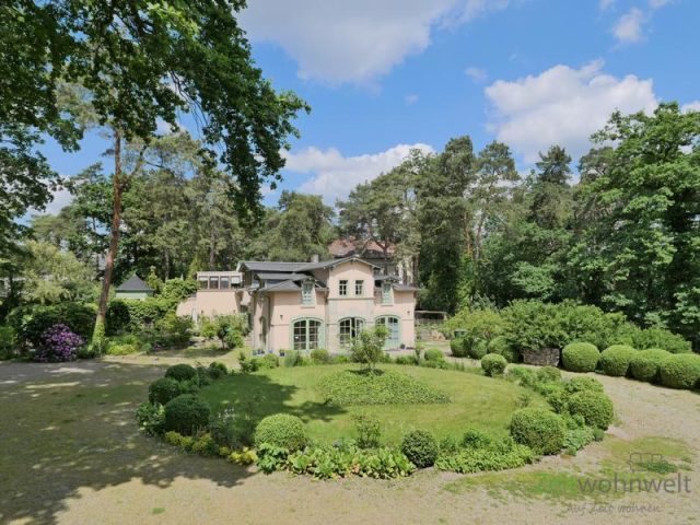 Das Bedienstetenhaus im Park