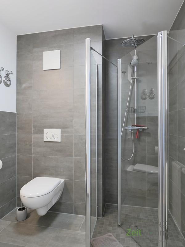bodentiefe verglaste Dusche