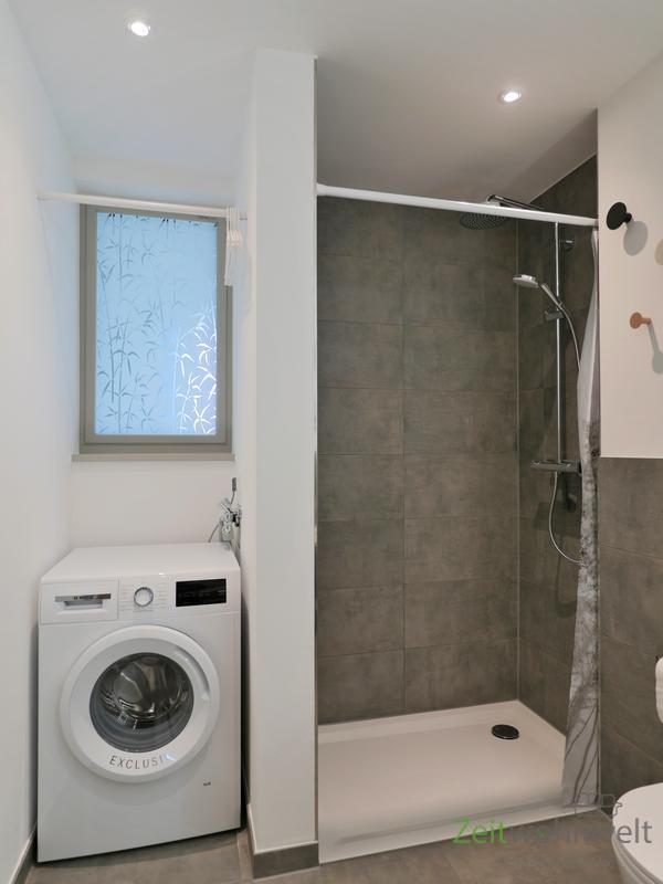 Walk-In Dusche und Waschmaschine