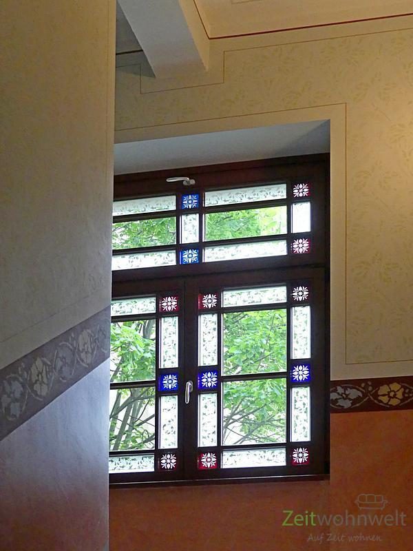 bunte Fenster im Treppenhaus