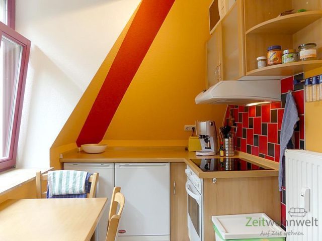 Küche rechts, Herd und Kühlschrank