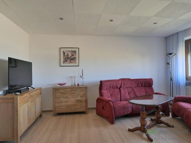 Kommoden, TV und Sofa