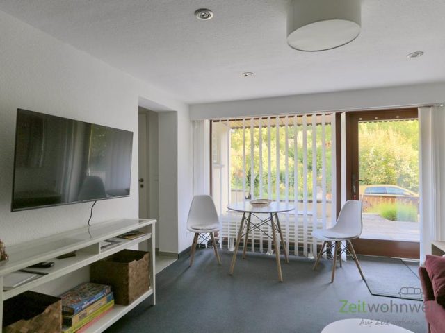 Blick zu TV, Esstisch und Eingang