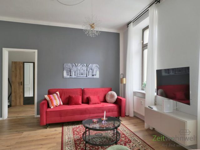 Blick zu Sofa und Schlafzimmer